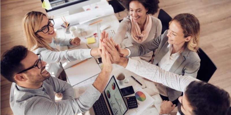 dinámicas-de-trabajo-en-equipo-810×455-1-800×445