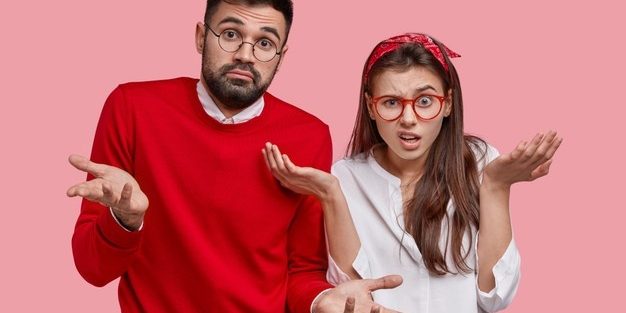 dos-hombres-afeitar-vacilantes-mujer-insatisfecha-encogen-hombros-sienten-inseguros-tienen-dudas-mientras-toman-decision_273609-24752