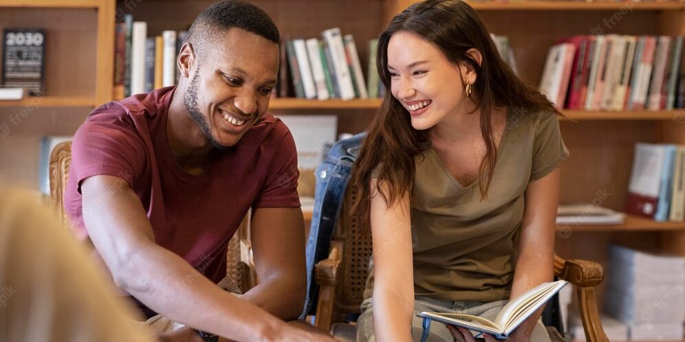 estudiantes-sonrientes-