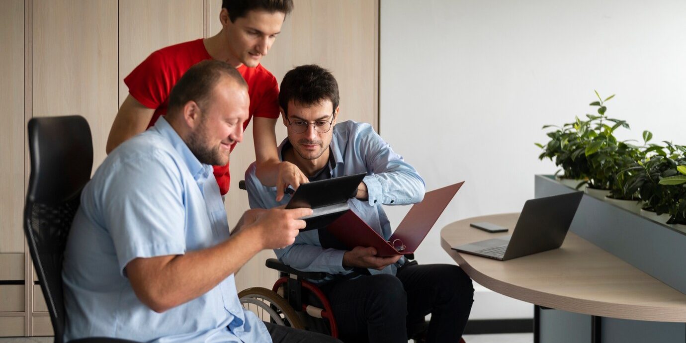 hombre-silla-ruedas-trabajando-vista-frontal_23-2149759023